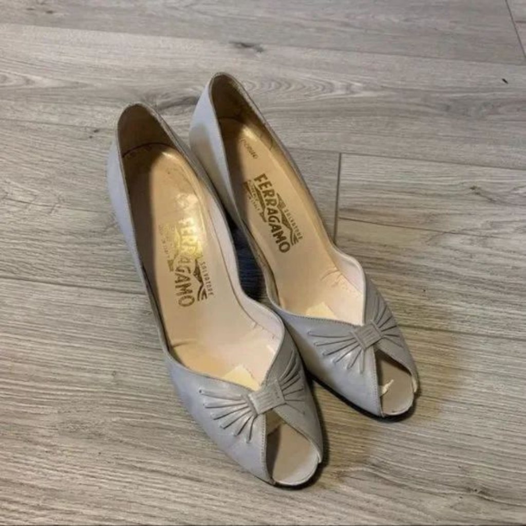 Salvatoreferragamo Women Peep Toe Shoes In Soft Grey Size 8.5
